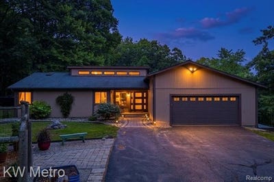 /international/us/3050-indian-lake-road-addison-twp-mi-110109842361/