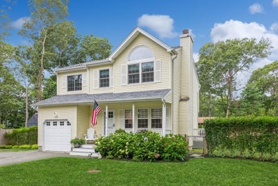 /international/us/1-re-court-hampton-bays-ny-110098133047/