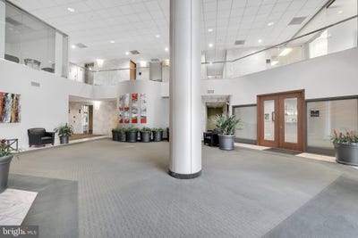 /international/us/7601-lewinsville-road-mclean-va-110099045966/