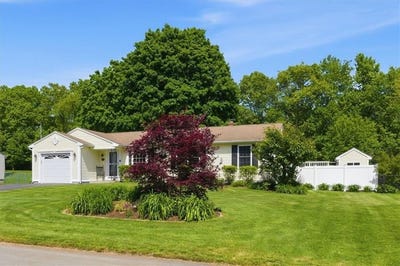 /international/us/127-sun-valley-drive-cumberland-ri-110108379575/