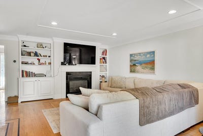 /international/us/34-n-main-st-natick-ma-110109189841/