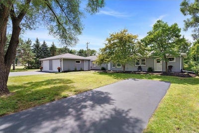 /international/us/180-saint-croix-trail-n-lakeland-mn-110099643175/
