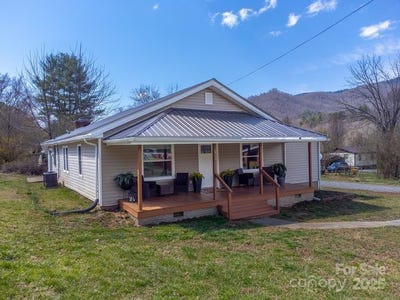 /international/us/389-hospital-road-sylva-nc-110098196484/
