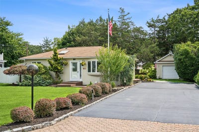 /international/us/11-bay-street-center-moriches-ny-110109843605/