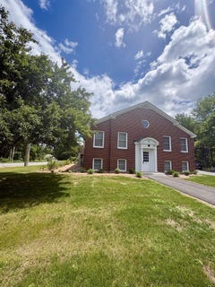 /international/us/15-mountain-road-goffstown-nh-110108907996/