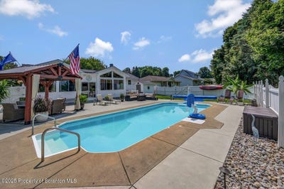 /international/us/912-hilltop-drive-jessup-pa-110101393781/
