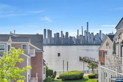 /international/us/451-albany-court-west-new-york-nj-110108203481/