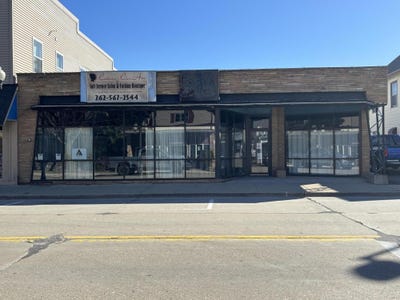 /international/us/111-s-main-st-oconomowoc-wi-110106527522/