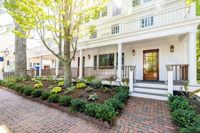 /international/us/31-n-summer-street-edgartown-ma-110108218897/