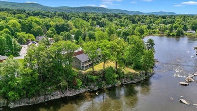 /international/us/7-river-street-milton-vt-110108638218/