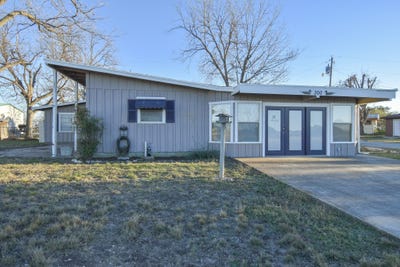 /international/us/300-n-shore-brady-tx-110104956286/