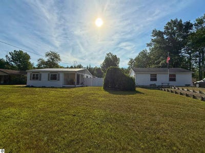 /international/us/2613-s-whitney-beach-beaverton-mi-110100986734/