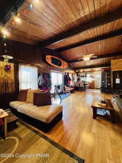/international/us/214-mockingbird-court-bushkill-pa-110095588486/