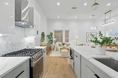/international/us/4208-live-oak-street-dallas-tx-110100502707/