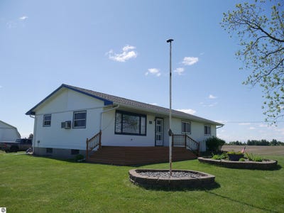 /international/us/1992-n-7-mile-road-pinconning-mi-110099909375/