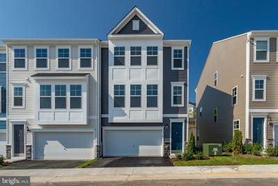 /international/us/18297-summit-pointe-drive-triangle-va-110108716254/