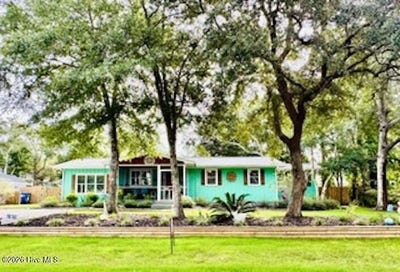/international/us/118-ne-19th-street-oak-island-nc-110120560116/