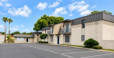 /international/us/111-kings-way-del-rio-tx-110108237915/