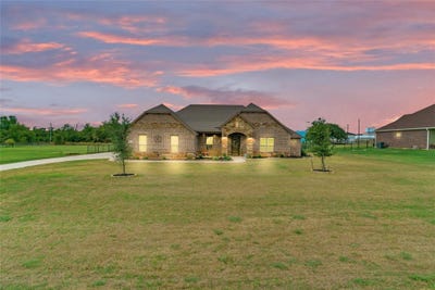 /international/us/217-maverick-court-granbury-tx-110108167000/