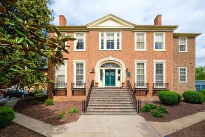 /international/us/19-s-market-st-staunton-va-110091629658/