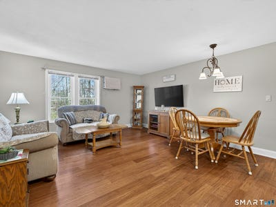 /international/us/82-sunset-street-waterford-ct-110107395604/