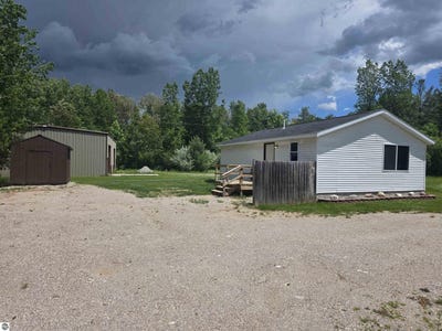 /international/us/4924-long-lake-road-hale-mi-110108795064/