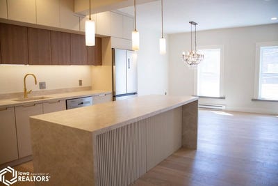 /international/us/51-e-broadway-205-fairfield-ia-110100924544/
