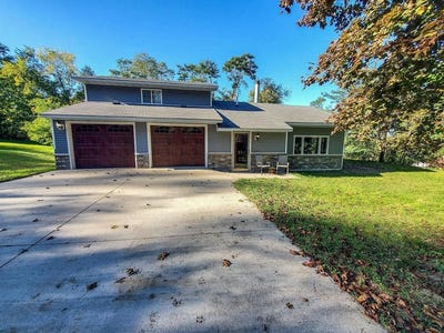 /international/us/100-hill-street-necedah-wi-110105754217/
