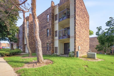 /international/us/2013-country-club-drive-woodridge-il-110108890762/