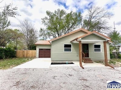 /international/us/207-w-heap-street-farmersburg-in-110107278824/