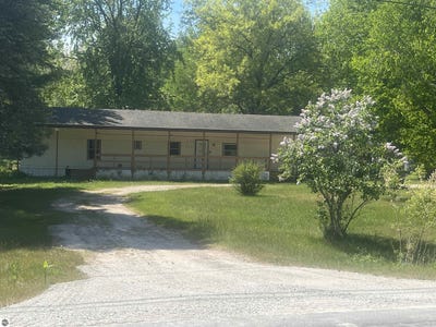 /international/us/704-delano-road-au-gres-mi-110108489740/