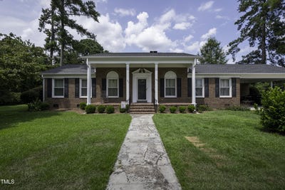 /international/us/704-w-britt-street-st-pauls-nc-110101149111/