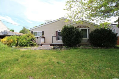 /international/us/2221-julia-goldbach-avenue-ronkonkoma-ny-110096101508/?lang=en