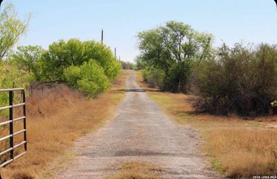 /international/us/435-county-road-7715-devine-tx-110106721385/