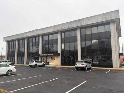 /international/us/356-middle-country-rd-coram-ny-110104215598/