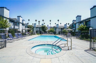 /international/us/19231-sherman-way-reseda-ca-110108657695/