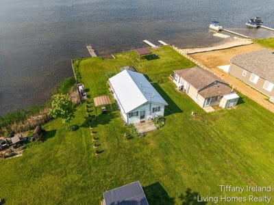 /international/us/1996-shore-drive-orleans-mi-110108447086/