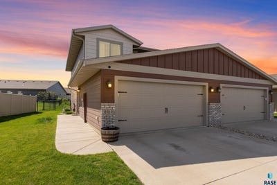 /international/us/2413-s-ronsiek-ave-sioux-falls-sd-110108296865/