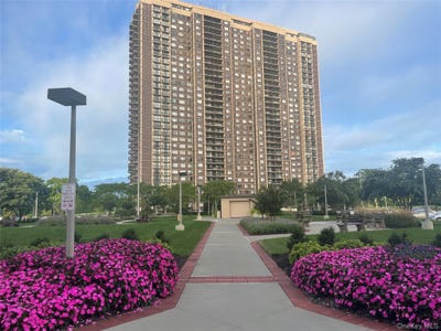 /international/us/27110-grand-central-parkway-floral-park-ny-110120654831/