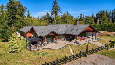 /international/us/2138-benson-road-point-roberts-wa-110102855117/