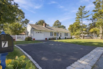 /international/us/7-spinning-brook-road-south-yarmouth-ma-110120605812/