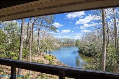/international/us/50-villa-ridge-drive-hartfield-va-110106757137/