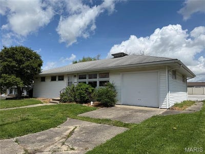 /international/us/114-n-hibbard-street-staunton-il-110103048452/