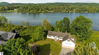 /international/us/533-s-lake-shore-drive-lake-leelanau-mi-110100327316/