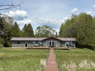 /international/us/w11991-middle-beach-rd-naubinway-mi-110107851901/
