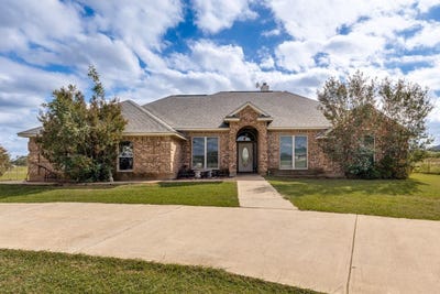 /international/us/609-south-drive-springtown-tx-110120562477/