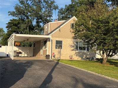 /international/us/7-crystal-lane-brentwood-ny-110119709096/