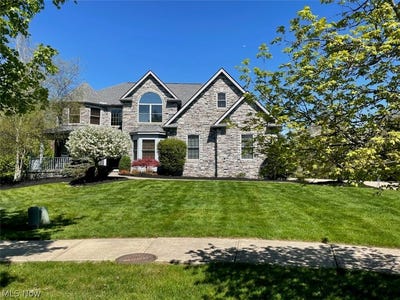 /international/us/18643-comstock-circle-middleburg-heights-oh-110120426112/