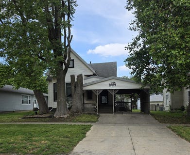 /international/us/919-e-johnson-street-clinton-il-110108189689/