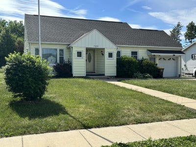 /international/us/709-logan-street-lena-il-110108472244/